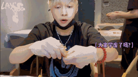 Zhang Yixing thoughtfully ordered takeout for Wang Dalu, showing his sincere friendship
