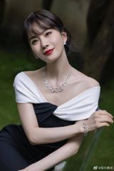 Online influencer, Liu Ziwen, recently went hiking and his followers were impressed by the shape and quality of his earrings from Qeelin. The brand's necklace is also popular among fans, with many commenting that it "adds a touch of elegance" to his appearance. One fan noted that Liu Ziwen always manages to surprise them with his self-management skills, while another praised the high quality and unique design of Qeelin's jewelry. In particular, the brand's bracelet has received positive feedback from fans, with many commenting on its "beautiful craftsmanship" and "outstanding workmanship." The brand's necklace is also a popular choice among fans, with some noting that it is "full of pearls," while others praised the "high quality" and "excellent design" of the earrings. In traditional Chinese culture, jade is often used for its healing properties and ability to ward off evil spirits. Jade beads are a common choice among followers because they represent the yang energy that can counteract negative forces. Fans have also commented on Liu Ziwen's youthful and energetic appearance, noting that his jewelry choices always add a touch of elegance to his outfits. Overall, Qeelin has gained popularity among fans for its high-quality designs and unique style.