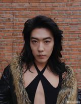 Chinese Actor Jiang Sida Challenges Fashion Norms, Triggers Mixed Reactions on Weibo Chinese actor Jiang Sida, known for his roles in various TV series and movies, has recently been making waves on social media platforms for his daring and unconventional fashion choices.