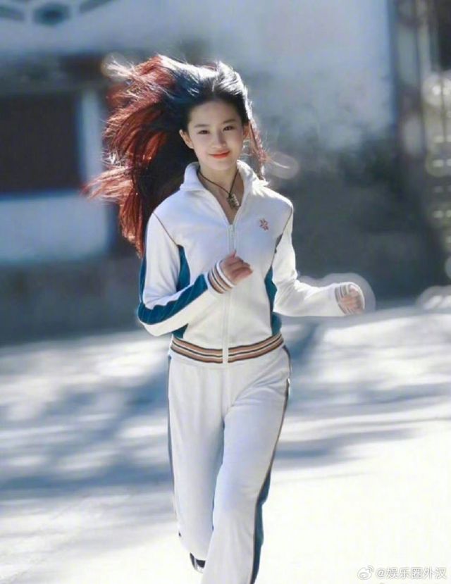 17-Year-Old Liu Yifei's Timeless Beauty Resurfaces, Fans Anticipate 'Story of the Rose'