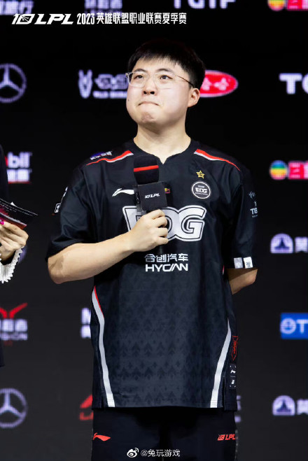 Uzi is crying backstage