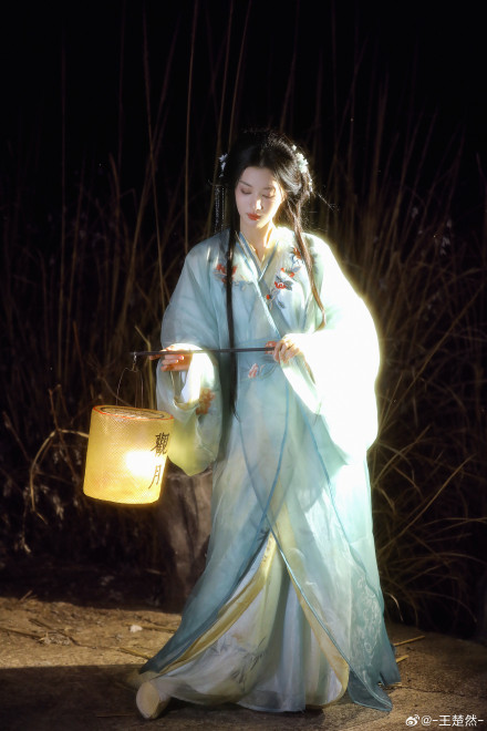 Wang Churan's Lantern Festival Photoshoot Sparks Debate on Weibo