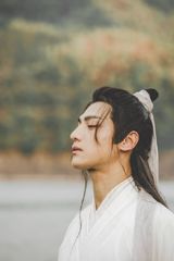In recent months, the Chinese drama market has seen numerous non-protagonist roles stealing the spotlight, with actors like Zhang Songwen in "Rampage," Ma Boqian in "Secretly Can't Hide," and Chen Du Ling in "The Long Season" gaining significant attention. However, it is only Chen Du Ling who has truly stood out among these performers.