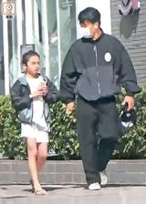 In a recent incident, Chinese celebrities Yang Ying, also known as Yang Mi, and her ex-husband, Hawick Lau, have become the center of attention when Hawick was seen with their daughter, nicknamed "Little Steamed Bun," also known as "Xiao Nuomi." The 9-year-old girl was photographed by Hong Kong media as she was picked up by her father after school. Netizens have expressed mixed reactions to the coverage, with some praising Little Steamed Bun's growing beauty and others expressing concern for her privacy.
