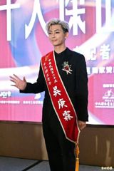A sudden shift in the spotlight on Chinese social media platforms, particularly Weibo, has seen the focus on popular television hosts Da Xiao S’ (Dee Hsu and Barbie Hsu) scandal swiftly overtaken by the controversy surrounding Taiwanese actor and singer, Aaron Yan, whose ‘Top Ten Outstanding Young Persons’ award was recently revoked. The unexpected change in social media trends has elicited a myriad of reactions from netizens, with some criticising the seeming manipulation of public attention.