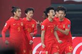 On the evening of March 26th, the Chinese national soccer team secured a significant victory against Singapore with a score of 4-1 in the Asian zone of the 2026 World Cup preliminary round. The match, which took place at the Tianjin Olympic Center Stadium, was a crucial one for the Chinese team, who had lost their previous four official matches. The Chinese team's performance was marked by a strong offensive strategy, with several players making notable contributions. Wu Lei, the team's star player, scored two goals and provided one assist, earning him the title of the match's Most Valuable Player (MVP). Féliciano Magro, a naturalized Brazilian player, also scored a crucial goal from a penalty kick, helping to secure the team's win. Finally, Weihao Wan, who entered the game as a substitute in the second half, scored the team's final goal, locking in their victory. The Chinese team's victory was met with widespread enthusiasm and excitement on Chinese social media platform, Weibo. Many users praised the team's performance, with one user writing, "Finally, we won! This victory is a testament to the team's hard work and determination.