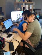 Snowstorms and freezing temperatures cause school suspensions, leaving China's post-90s parents struggling to balance work and childcare. Delayed school start prompts makeshift homeschooling for many, while calls grow for universities to consider semester delays.
