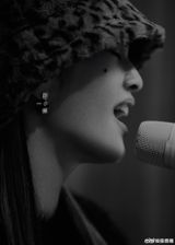 Yang Chenglin's Mole Steals the Show, Sparks Outrage on Chinese Social Media Yang Chenglin, a rising star in China's entertainment industry, has once again found herself embroiled in controversy following her latest concert appearance. The furor this time was not sparked by a provocative performance or a wardrobe malfunction, but rather by a small mark on her face - a mole on her cheek. On the night of her concert in Foshan, netizens took to Weibo, China's version of Twitter, to express their opinions on the mole, with some praising its distinctiveness and beauty, while others accused the star of "trying too hard" to maintain her image as a unique and talented artist. One user, @conchbuds, wrote, "杨丞琳脸颊痣太有辨识度了,很特别很美 (Yang Chenglin's mole on her cheek has very high recognition, and is very special and beautiful)." The user went on to reminisce about watching Yang Chenglin's dramas and listening to her music in the past. Another user, @极光halo, expressed her admiration for Yang Chenglin's acting and singing abilities, stating, "真的,脸是偶像剧女主的脸,嗓子是乐坛天后的水准。李荣浩你是真的有福气啊!娶到宝了!!! (It's true, her face is that of an idol drama's leading lady, and her voice is of a music industry queen.