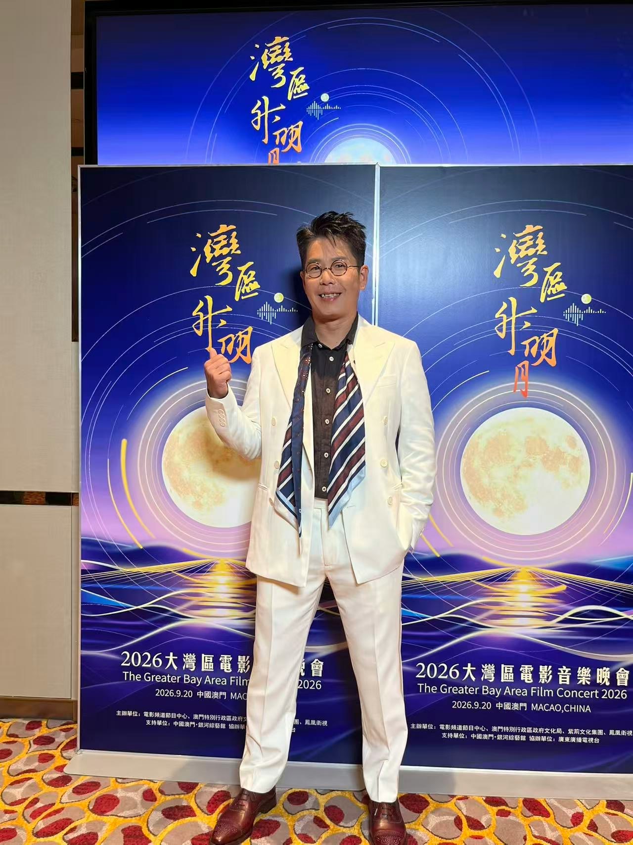 A performer poses at the gala's photo wall. Photo: HK01