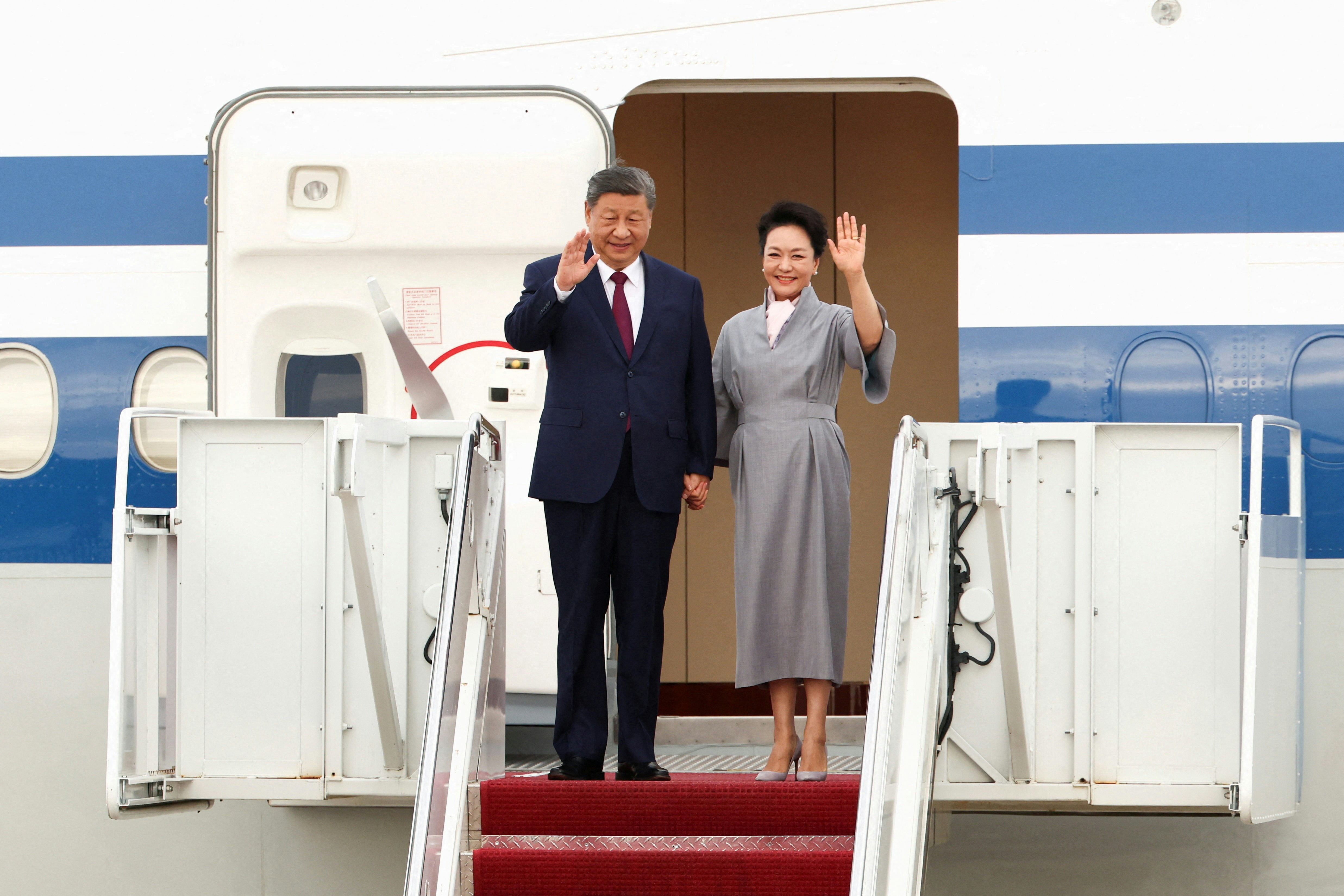 Xi Jinping and Peng Liyuan wave from the top of the aircraft stairs at Joint Base Andrews. Photo: HK01