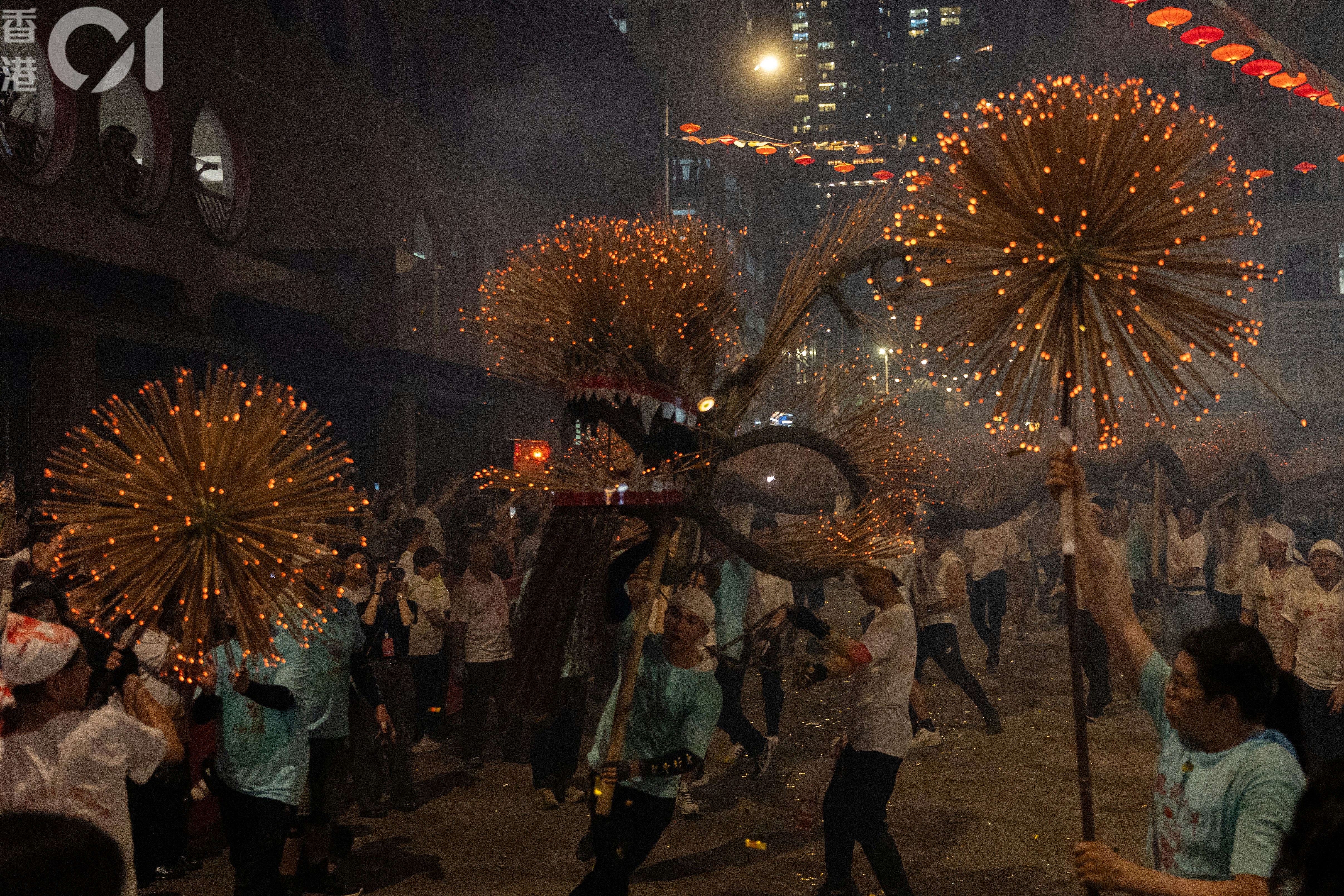More than 300 performers carried the 67-metre incense dragon through Tai Hang on the festival's first night. Photo: HK01