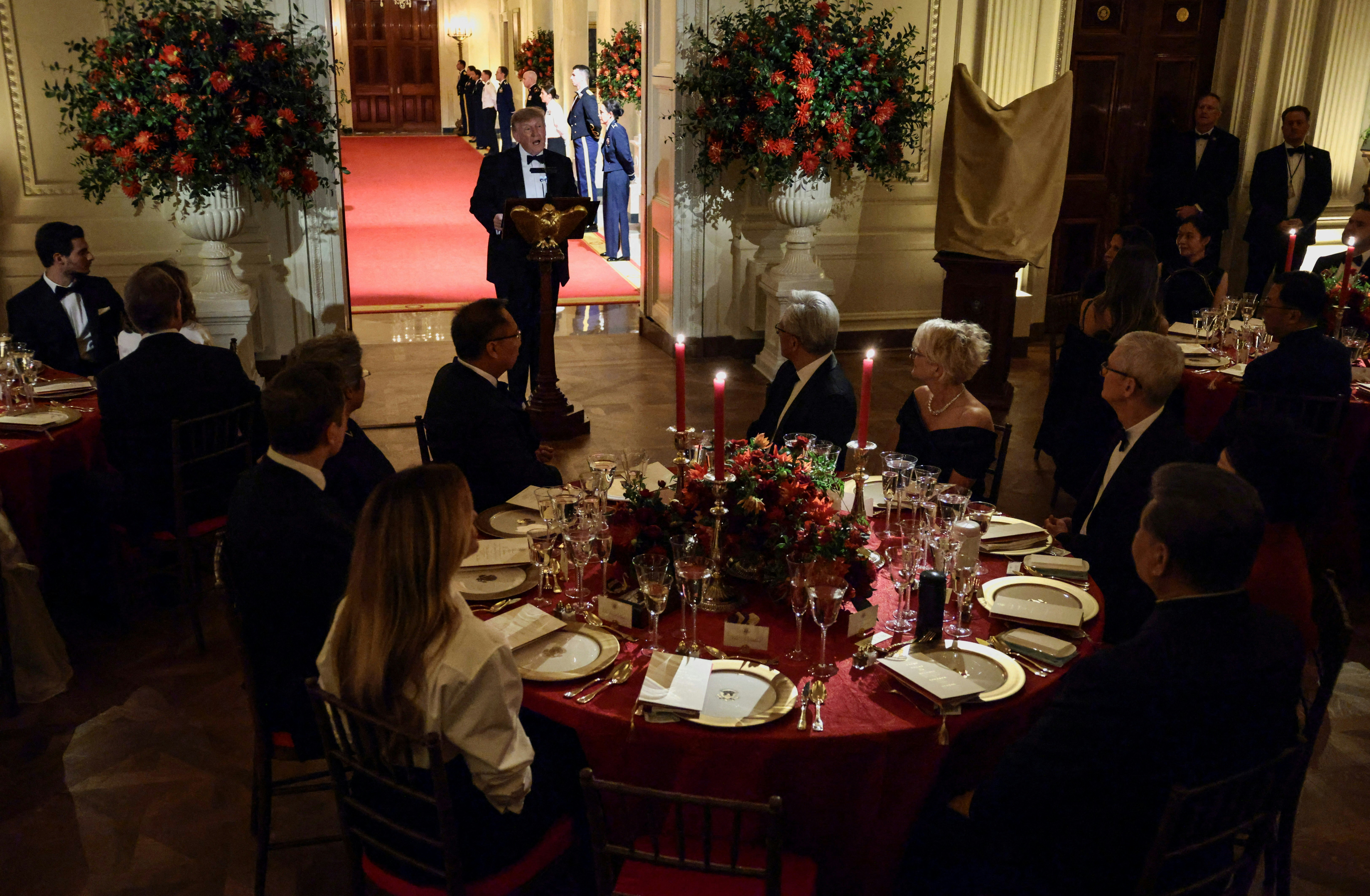 Round tables under red cloths at the state dinner in the White House. Photo: HK01