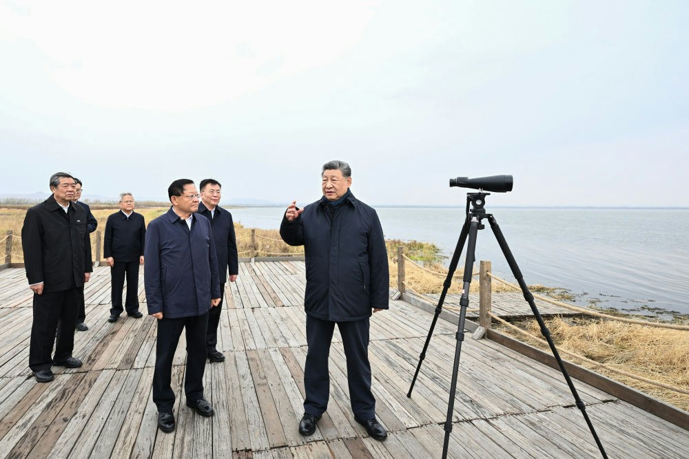Xi Jinping at Huangqihai, a once-dying salt lake Ulanqab has spent two decades restoring, on the first stop of Friday's tour. Photo: HK01