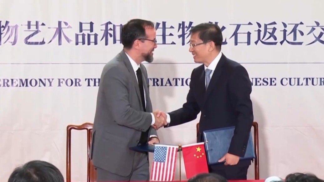 The handover at the Chinese Embassy in Washington. Photo: 澎湃新闻