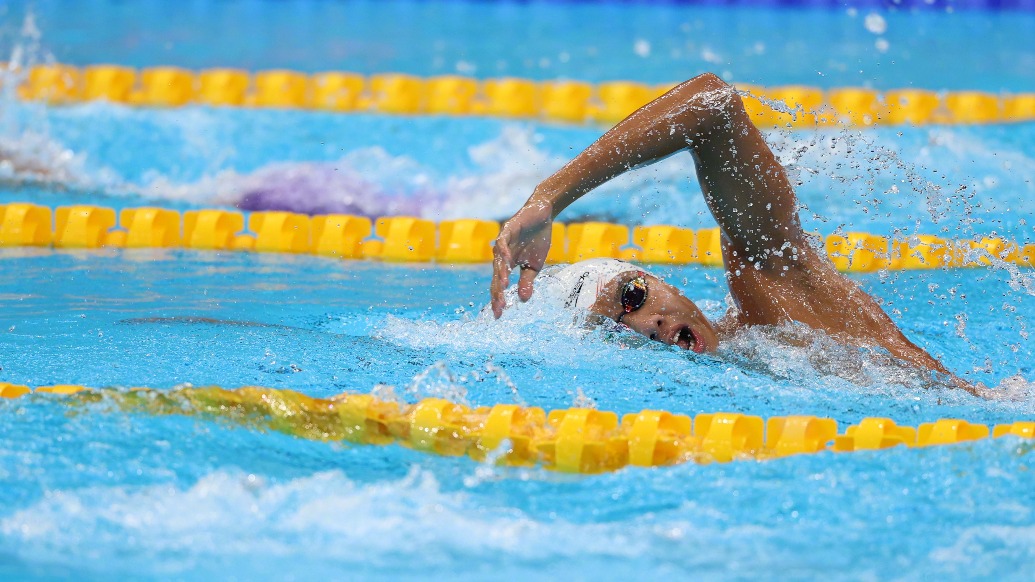 Zhang Zhanshuo mid-stroke on his way to 1,500m freestyle gold. Photo: 澎湃新闻