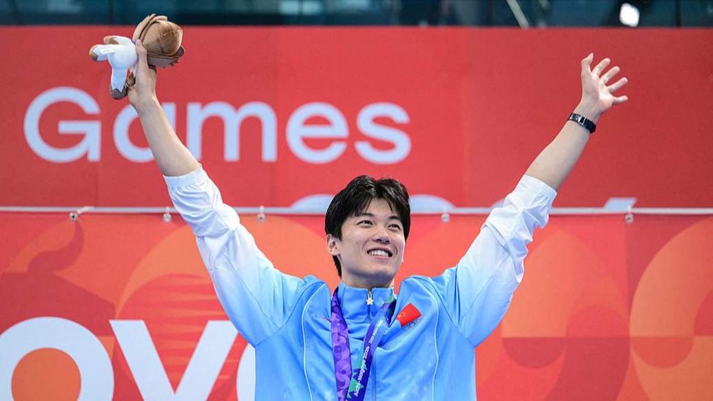 Wang Shun after collecting his final Asian Games medal. Photo: 澎湃新闻
