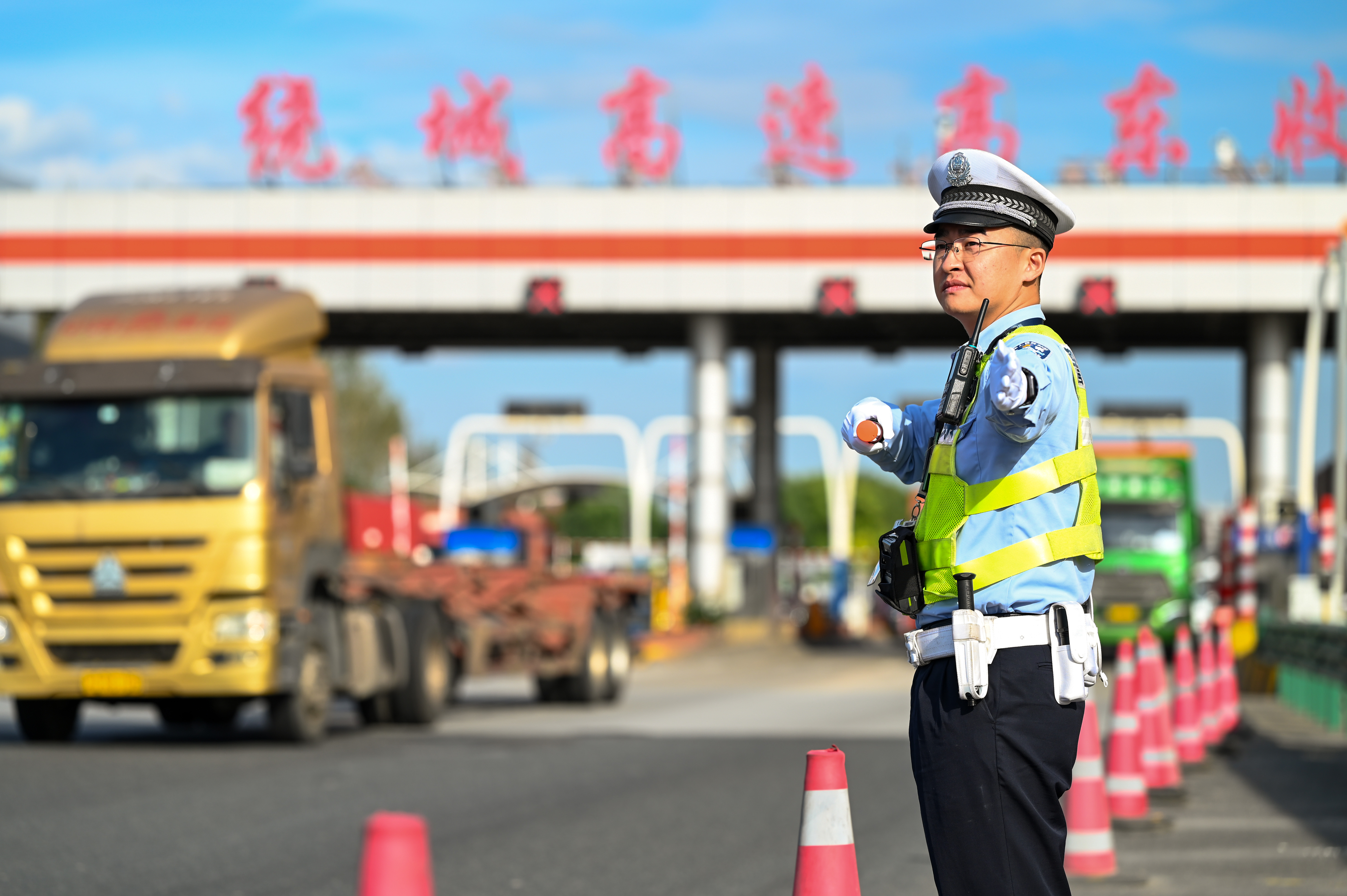 Traffic police direct the returning holiday crush at a Shanghai toll plaza. Photo: The Paper