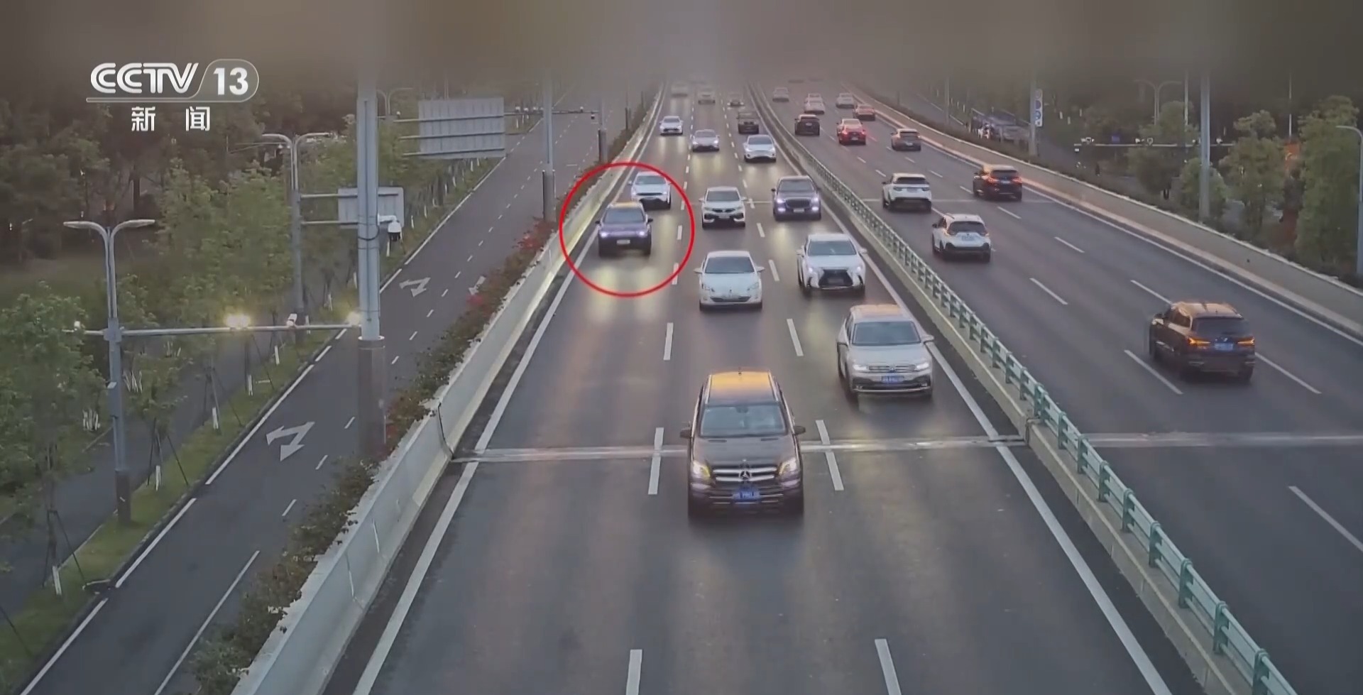 Traffic camera footage at dusk on an elevated Chengdu road, one vehicle flagged for crawling below the flow. Photo: The Paper