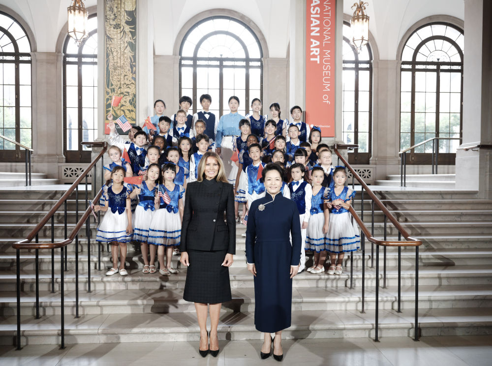 Peng Liyuan and Melania Trump watch a school group at the National Museum of Asian Art in Washington. Photo: The Paper