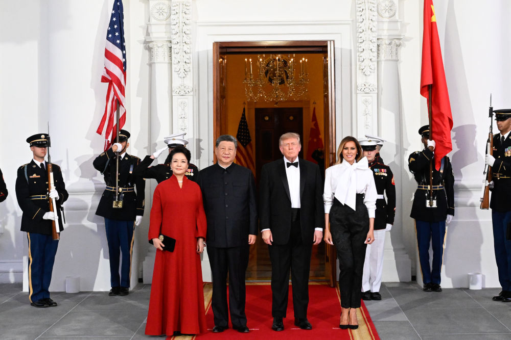 Xi Jinping and Peng Liyuan arrive at the White House for the welcome banquet. Photo: 央视网