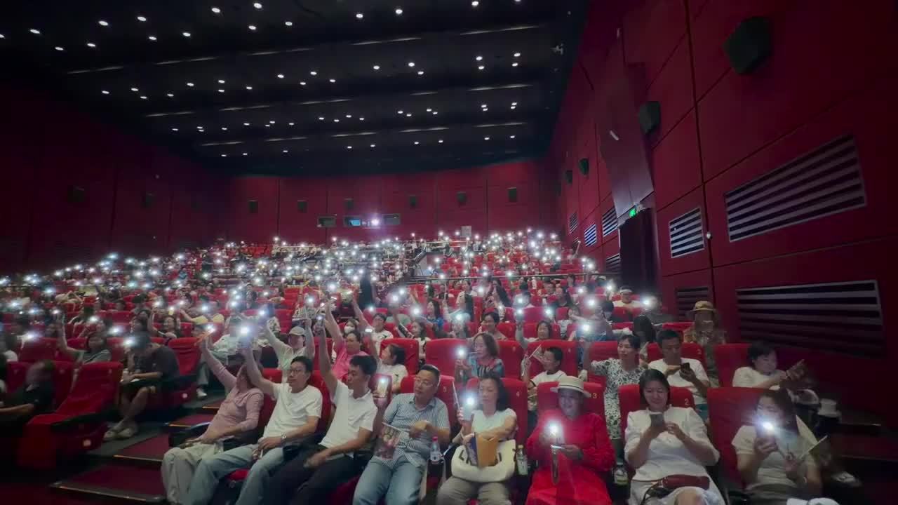 Chinese fans watch Fan Zhendong's away match from a cinema, phone lights raised. Photo: @晶体酵母