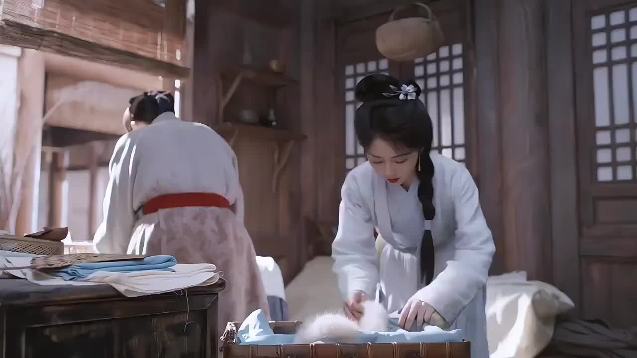 A scene from the drama's final episodes: two figures in period hanfu in a wooden room, a woman with a long braid leaning over a basket lined with white fur. Photo: @胡萝卜好红