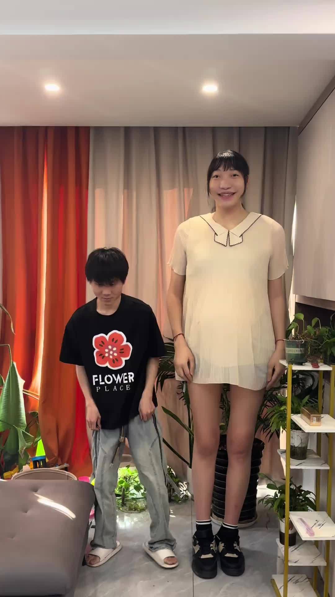Xiaoyue, the 2.2-Metre Influencer Known for Her Height Gap With Her Boyfriend, Dies at 26