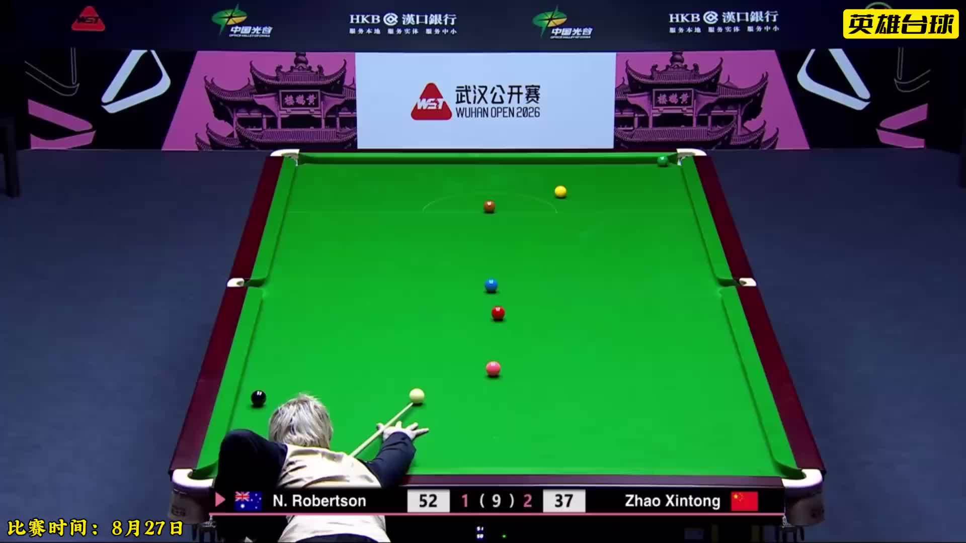 Neil Robertson lines up a shot as the scoreboard shows Zhao Xintong trailing early in their Wuhan Open quarter-final. Photo: @禾縤欲-