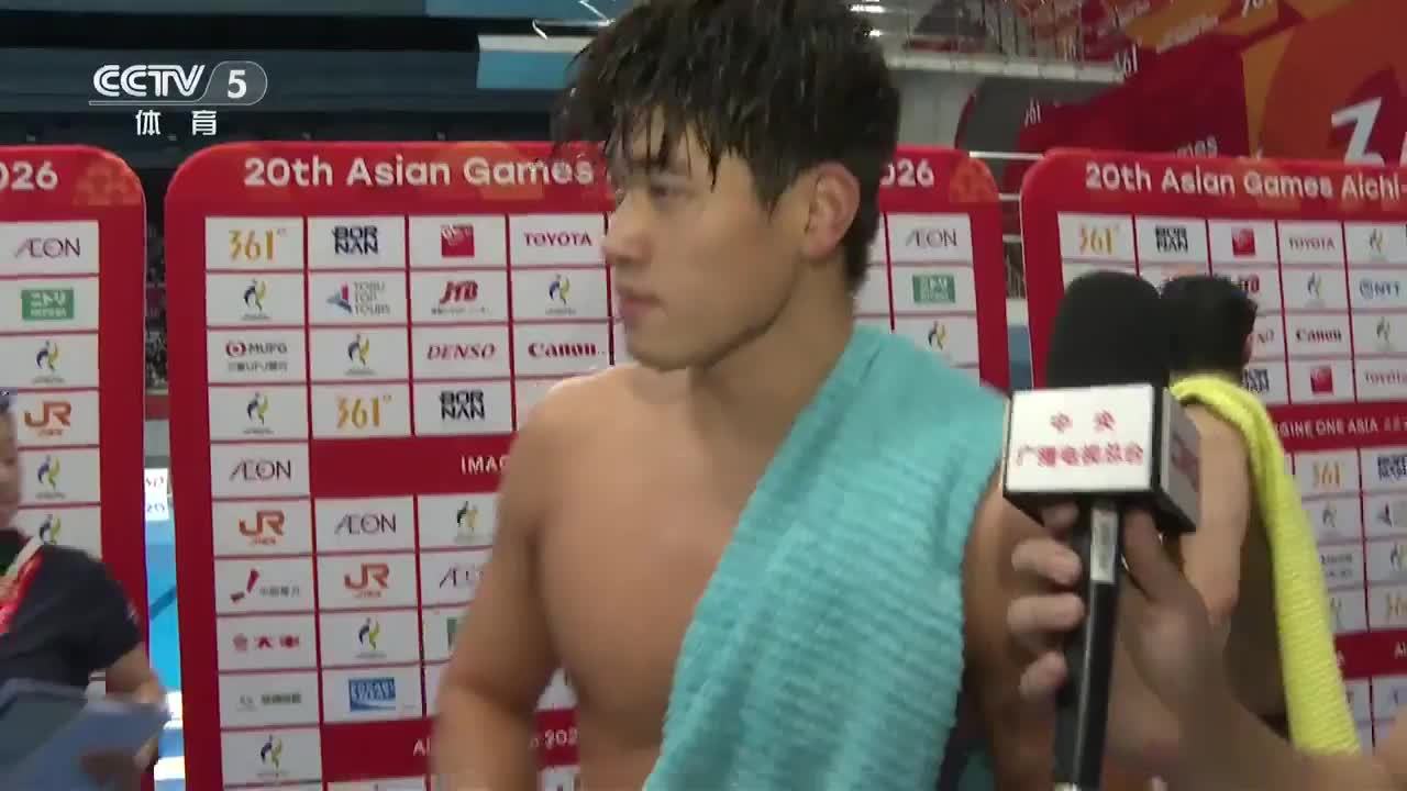 Pan Zhanle answers questions from reporters at the poolside after the final. Photo: @全世界游得最快的人