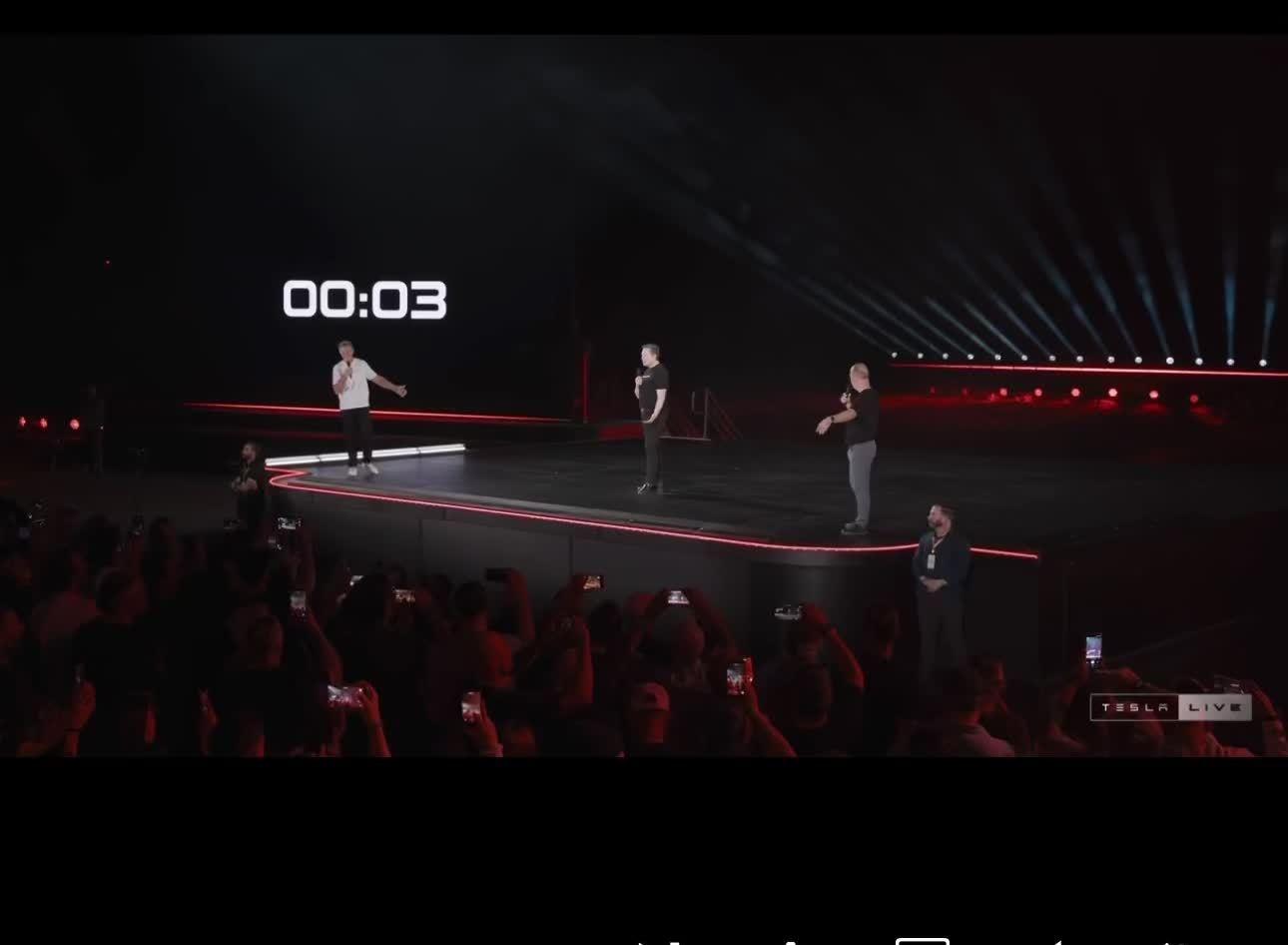The audience films the stage as a countdown runs toward the reveal. Photo: @李雪爱与自由