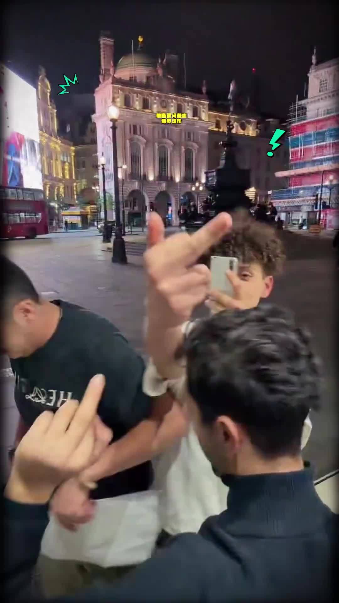 Piccadilly Circus at night, where the vlogger was streaming when the group attacked. Photo: @马上谈