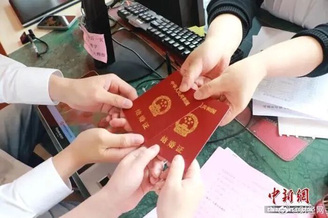 Chinese Counties Pay Couples to Get Married as Birthrates Fall