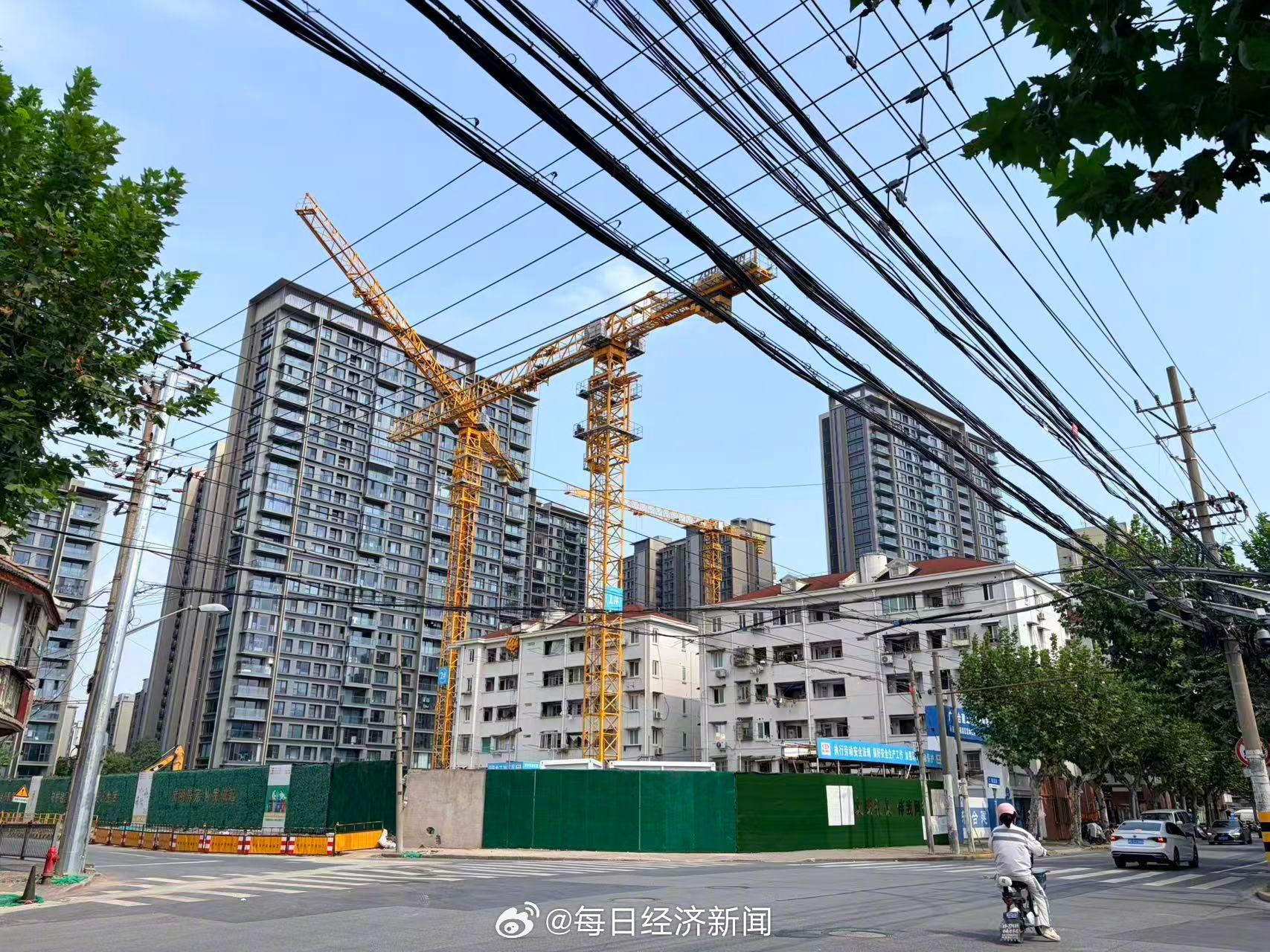 Residential towers and cranes in Shanghai, where new launches are selling out on day one. Photo: @每日经济新闻