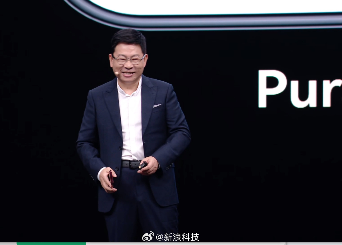 Richard Yu introduces the Pura X View at Huawei's launch event in Guangzhou. Photo: @新浪科技