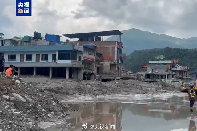 Nepal Mudslide Toll Passes 900 Dead as Nearly 100 Chinese Nationals Remain Missing