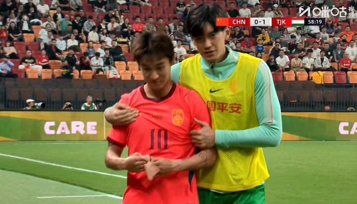 A dejected Chinese player after the Tajikistan goal, with the scoreboard reading 0-1. Photo: @头条新闻