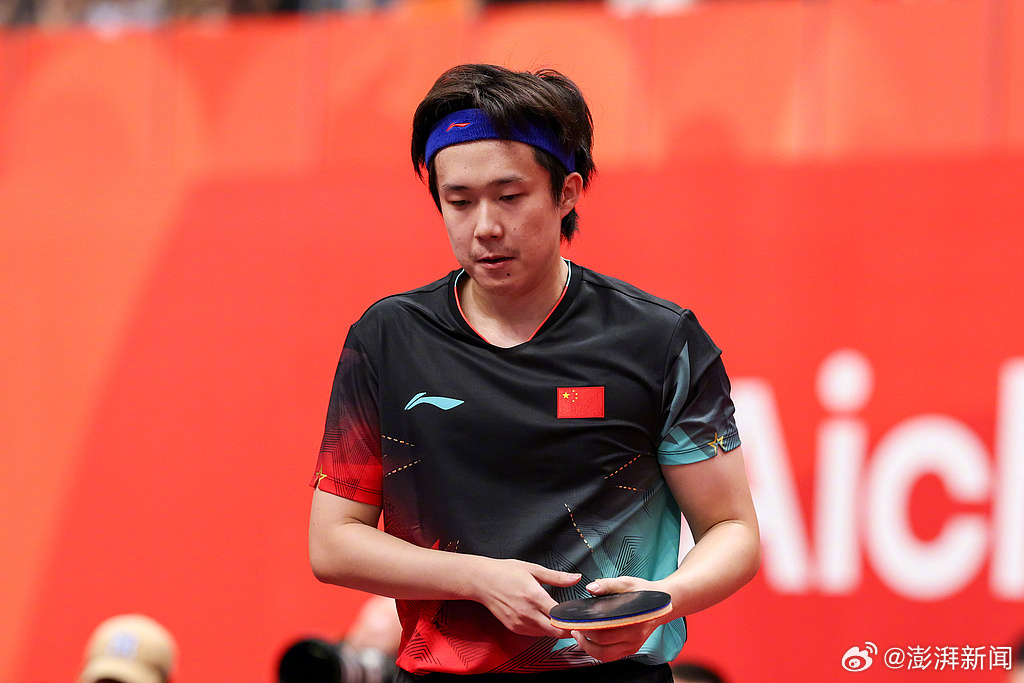 A Chinese player between points during the men's team final in Nagoya. Photo: @澎湃新闻