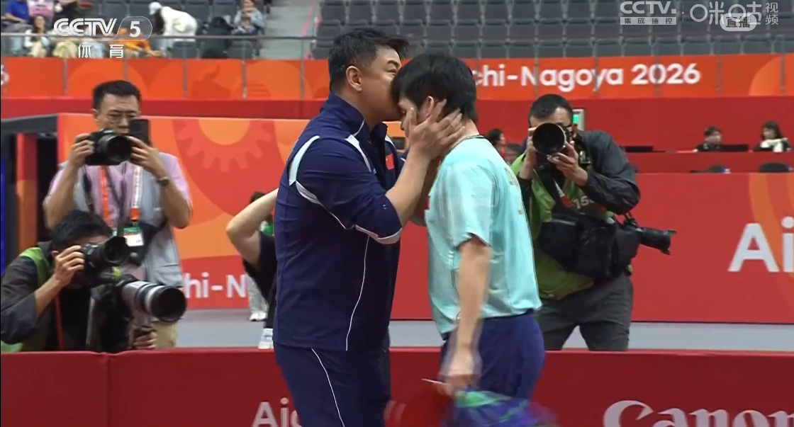 Men's head coach Wang Hao holds Lin Shidong's face after the semifinal win. Photo: @咪咕体育