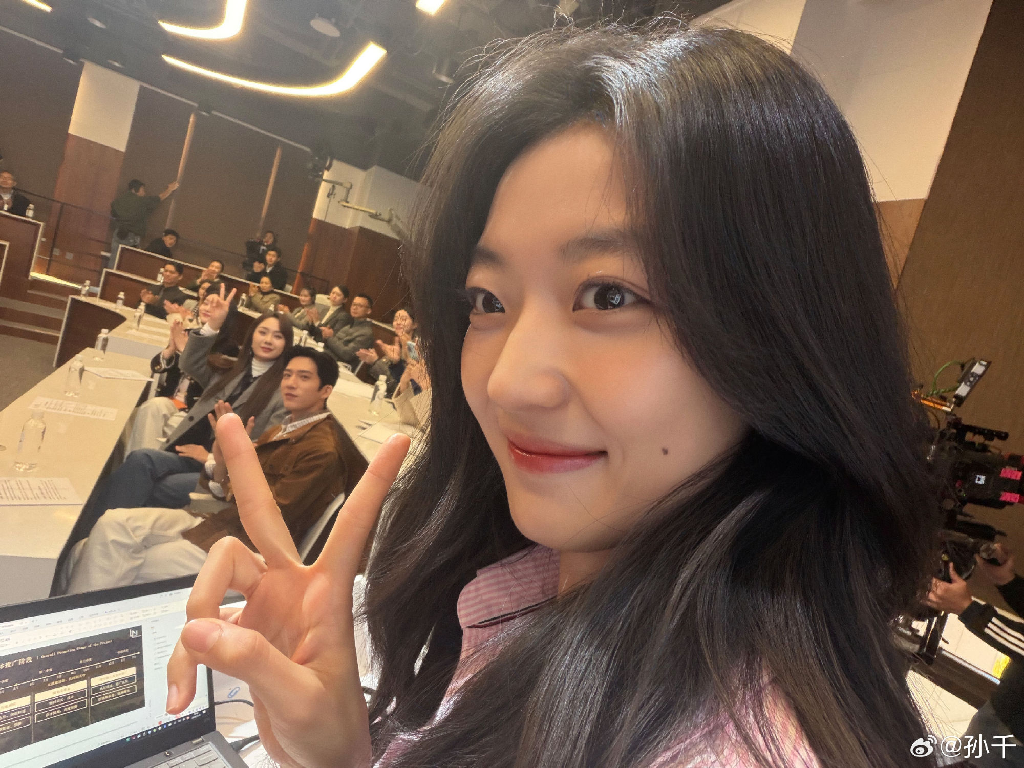 Sun Qian takes a selfie with the crew visible behind her on the final day of filming. Photo: @孙千