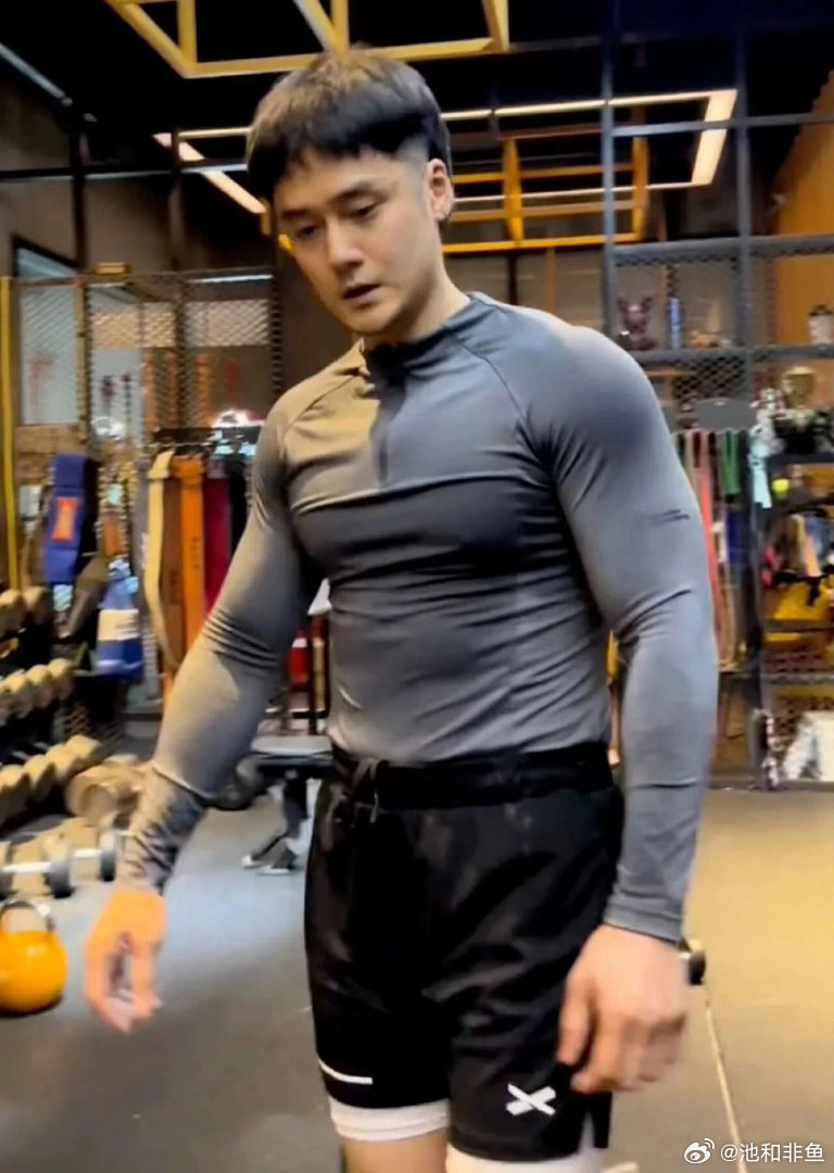 Jiang Jinfu at the rowing machine, from the same post that posed the forgiveness question to its followers. Photo: @池和非鱼