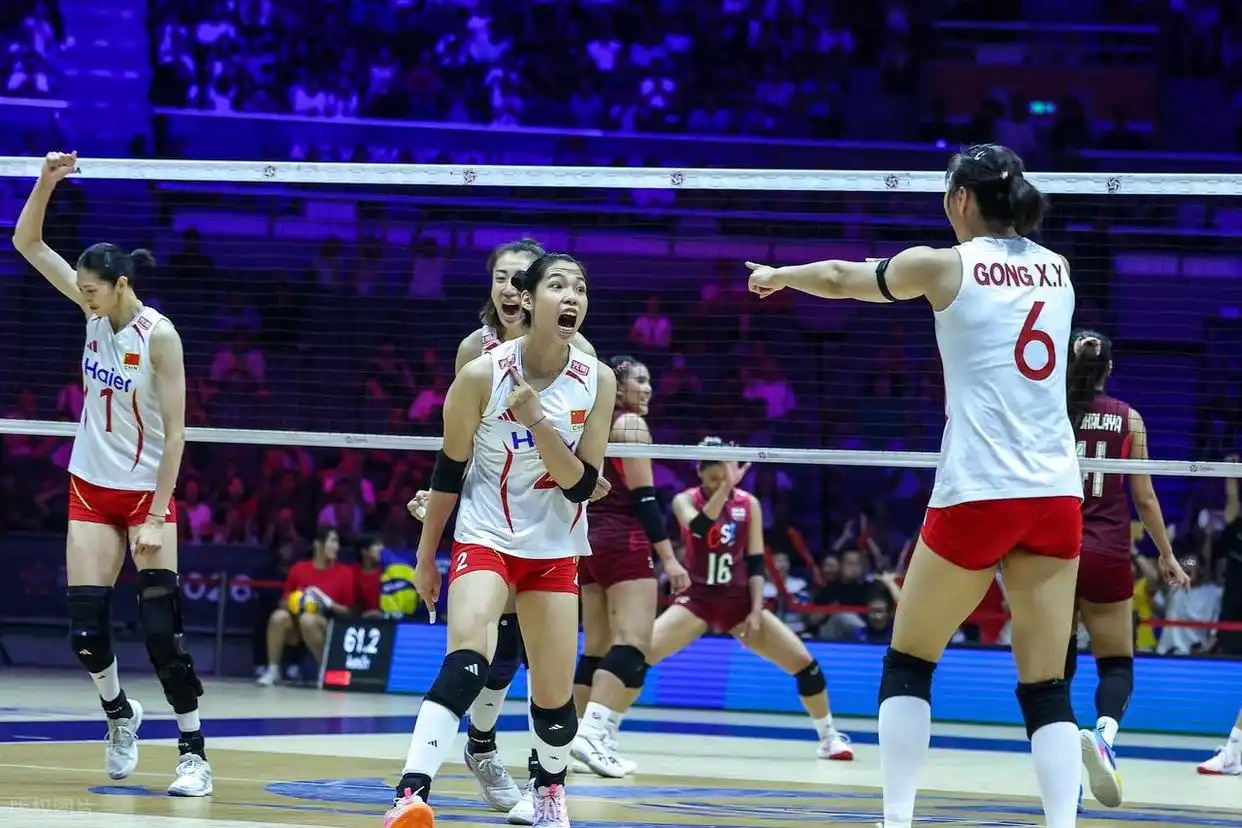 Players celebrate a point in the final, white-and-red uniforms against Thailand's dark red. Photo: @JR体角日记