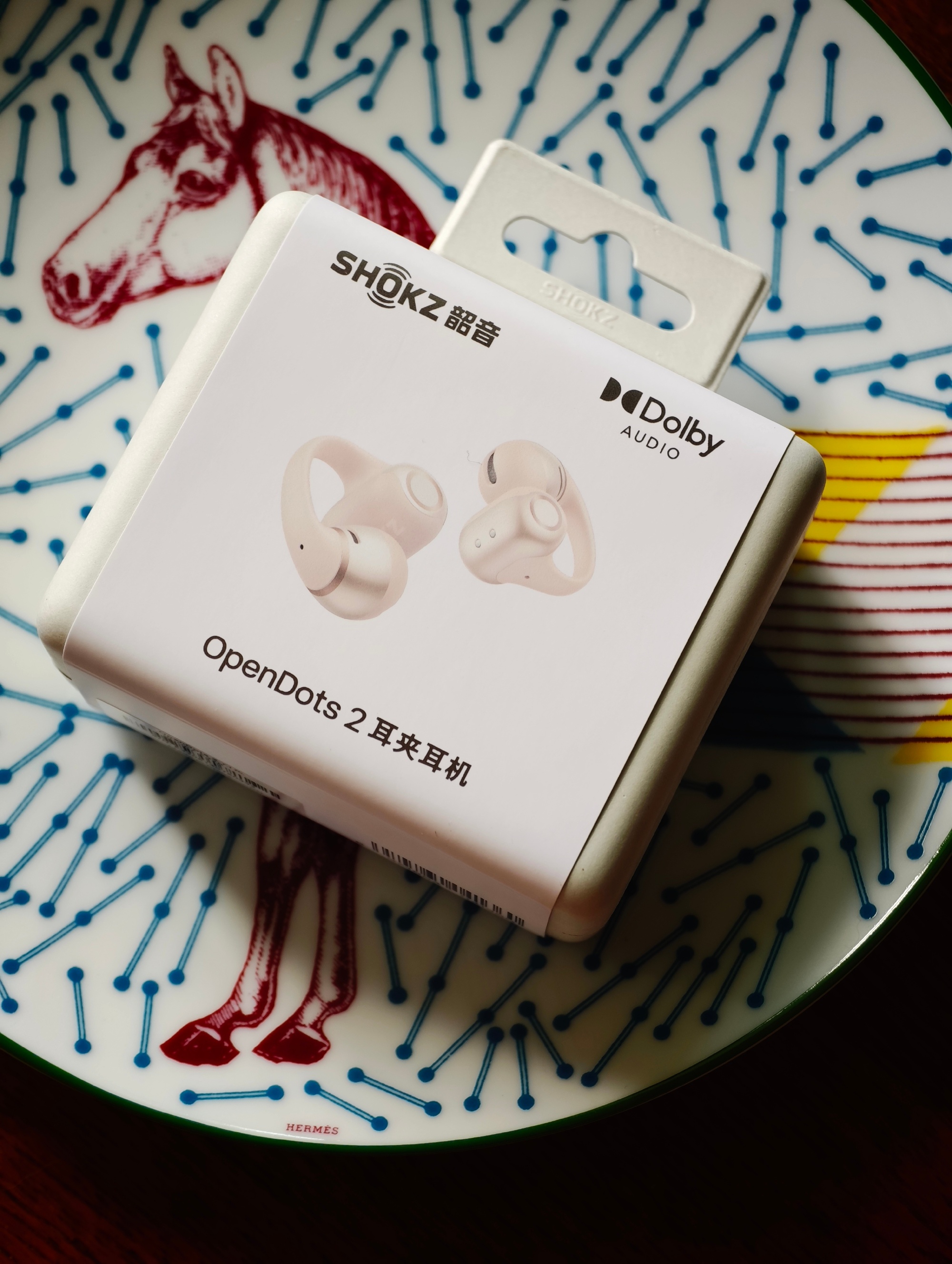 The OpenDots 2 retail box in a reviewer's unboxing shot, complete with the decorative china the review was photographed on. Photo: @午后狂睡