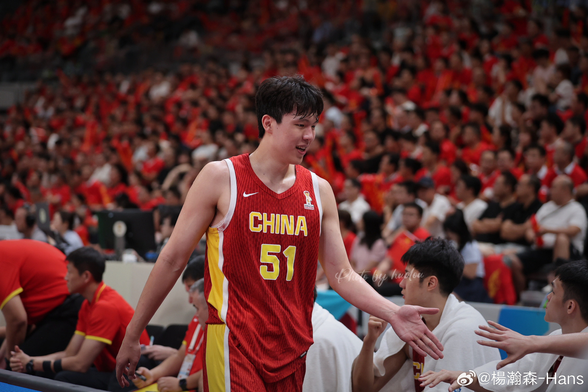 Yang Hansen high-fives down the bench after the win. Photo: @楊瀚森-Hans