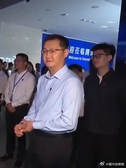 Ma Huateng in Tencent's exhibition hall during the Guangdong delegation's visit. Photo: @圈内容嬷嬷