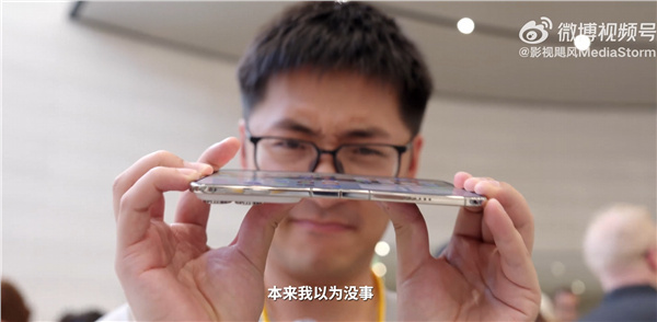 A still from MediaStorm's review shows the moment Tim tests the unfolded iPhone Duo's screen, subtitles reading "at first I thought there was no problem". Photo: @凤凰网科技