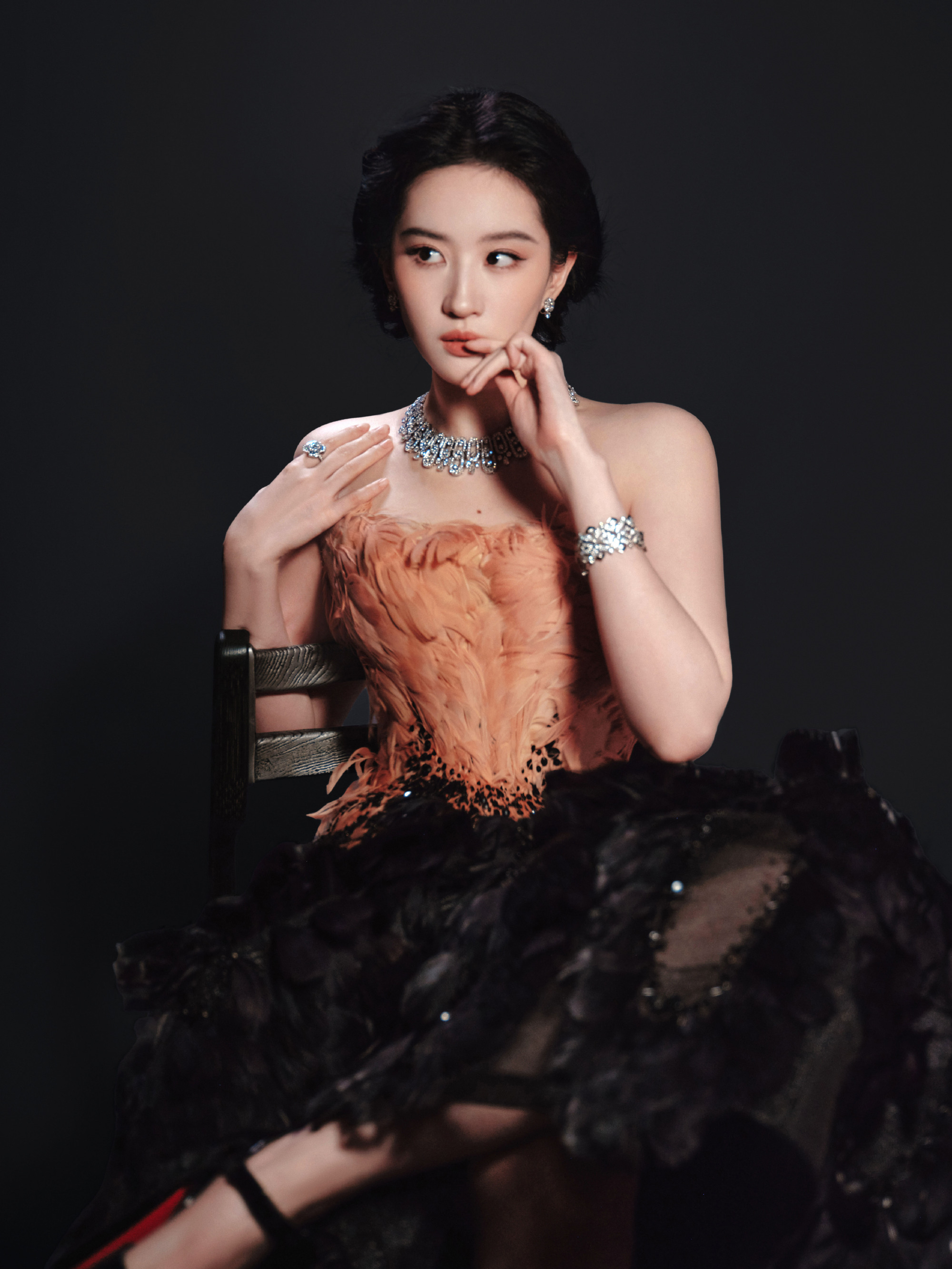 Liu Yifei's studio portrait in the gala gown whose live version drew its own debate. Photo: @红星坞娱乐传媒
