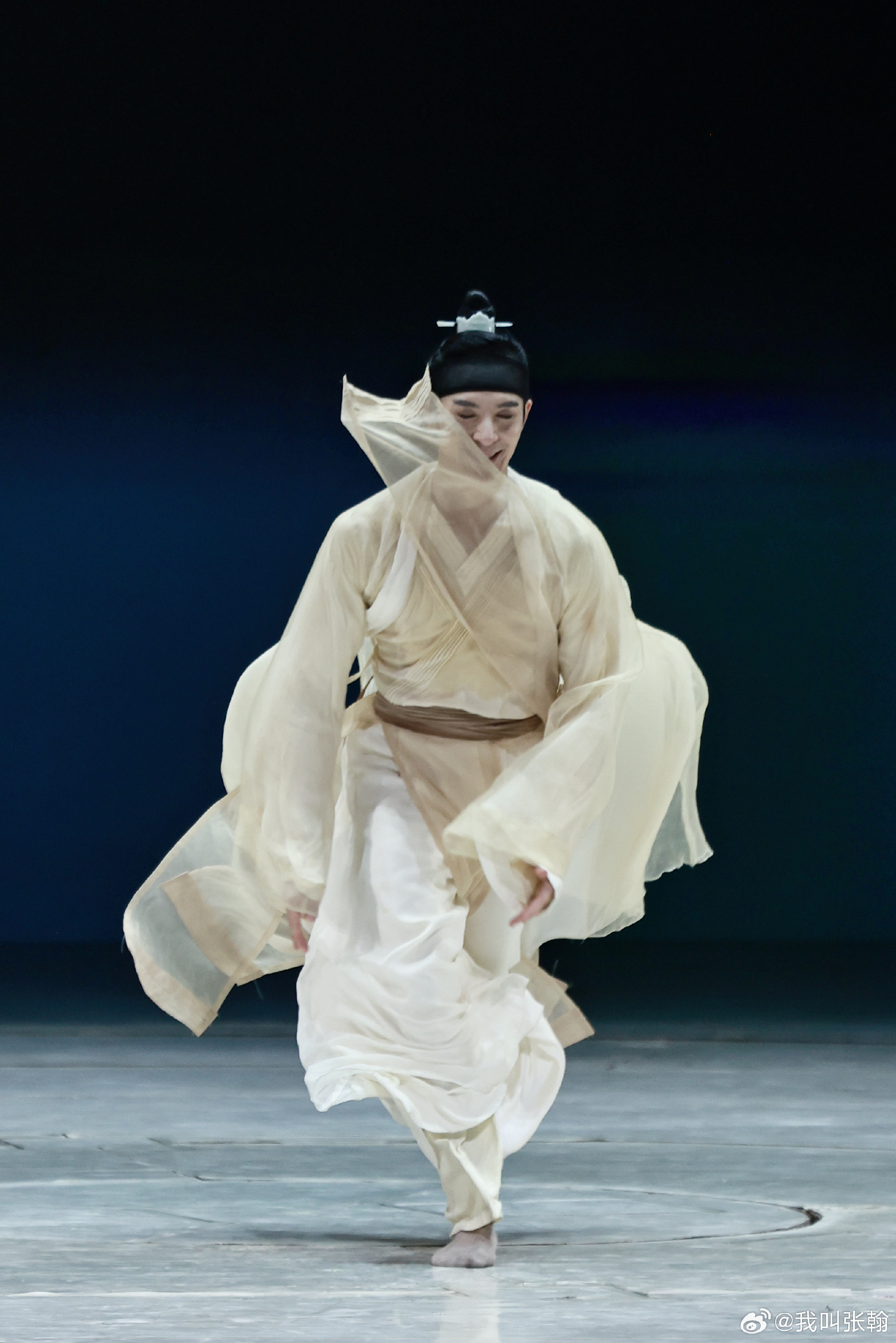A dancer of the production moves through its flowing-fabric choreography on the tour stop before the Beijing milestone. Photo: @我叫张翰
