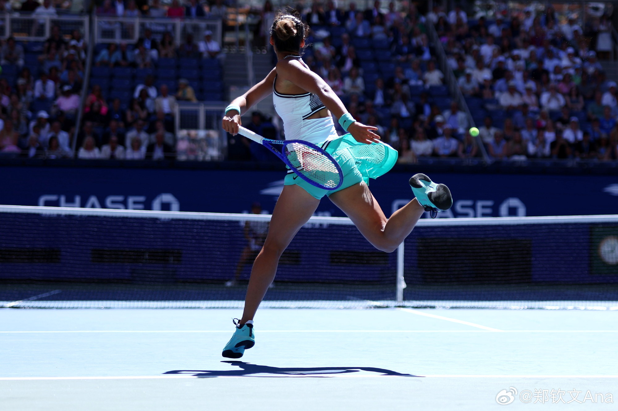 Zheng Qinwen in action during her fourth-round win over Iga Swiatek at the US Open. Photo: @郑钦文Ana