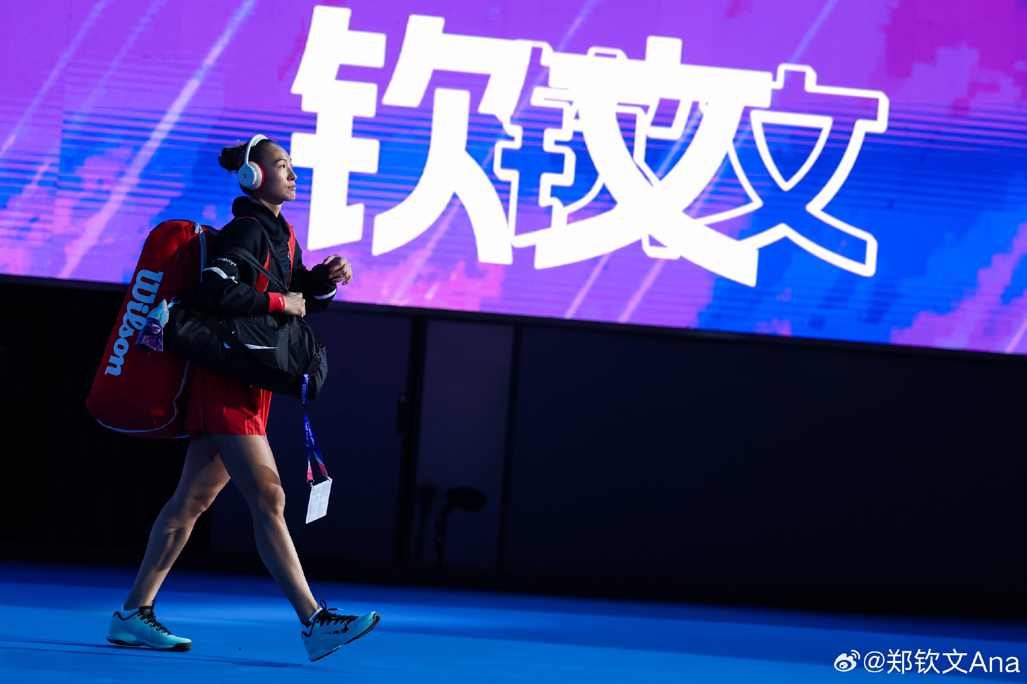 Zheng Qinwen walks past a tournament screen bearing her name at the China Open. Photo: @郑钦文Ana