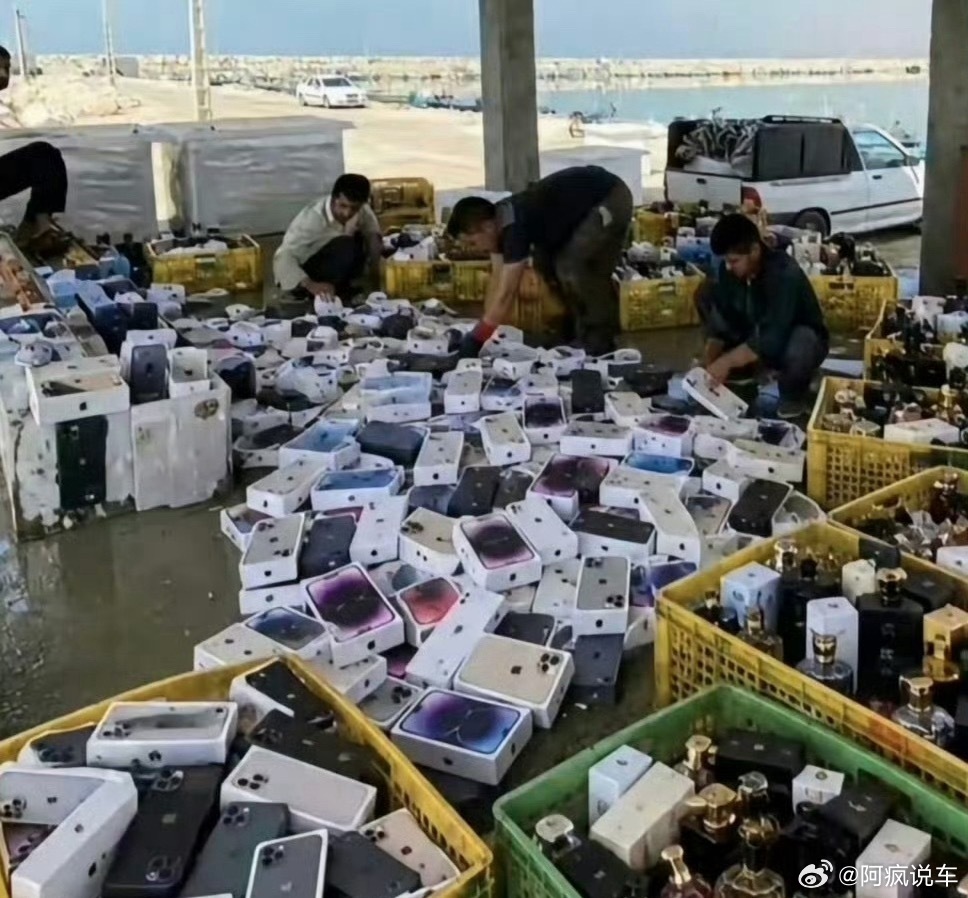 Boxes of salvaged phones sorted on a dock after the sinking. Photo: @阿疯说车